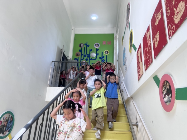 地震逃生演練。龍山街道供圖