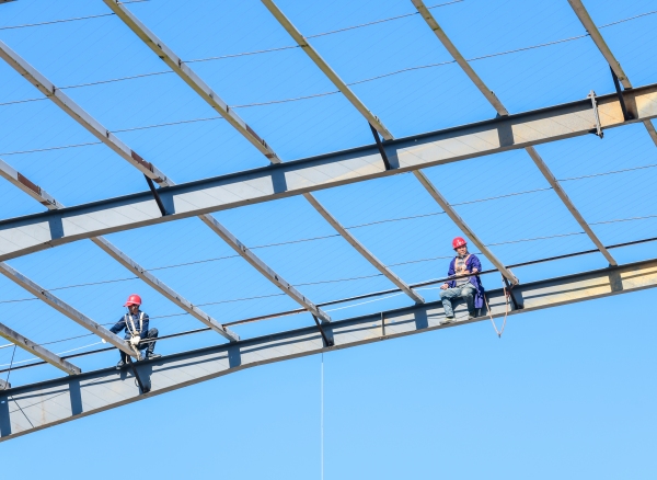 酉陽縣板溪工業園區，工人們利用晴好天氣忙著搭建廠房。酉陽縣委宣傳部供圖