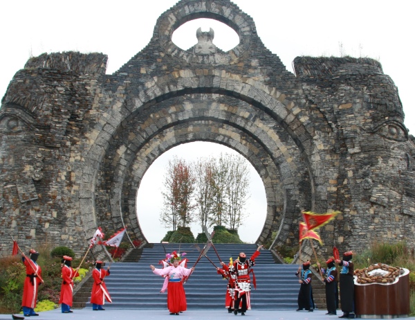 景區里上演酉陽土家面具陽戲。彭媛攝