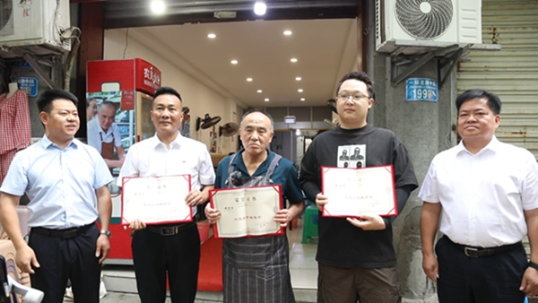 鐘碧華、蘭小可和李方戊成為首批“大足美食推薦官”。付軍攝