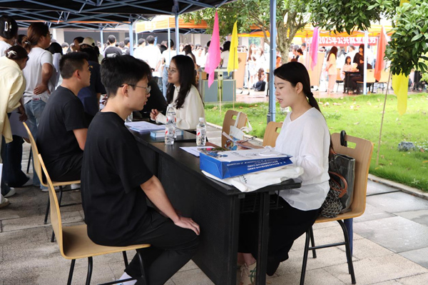 畢業生正在面試。重慶化工職業學院供圖