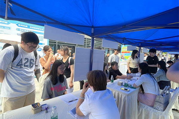 招聘活動現場?；顒又鬓k方供圖