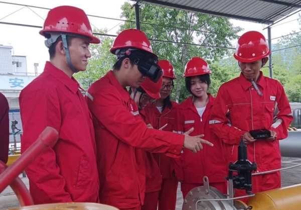 學生前往企業一線學習調研。重慶科技大學供圖