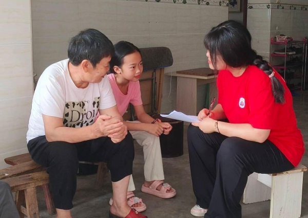 學生與社區居民深入交流。重慶科技大學供圖