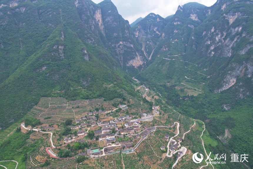 下莊村田園、公路、村落、群山相映成景。人民網記者 劉政寧攝