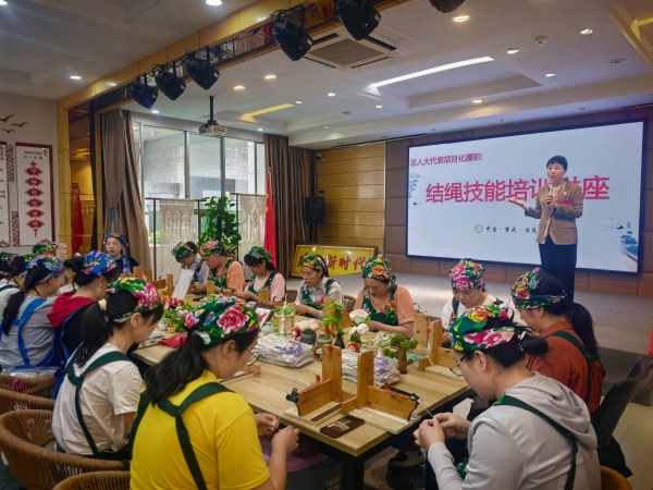 涪陵區人大代表張沉靜進行結繩技能培訓。涪陵區人大常委會供圖