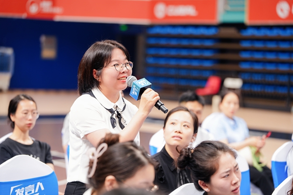 現場市民就自己關心的個稅問題進行咨詢。夏國燕攝