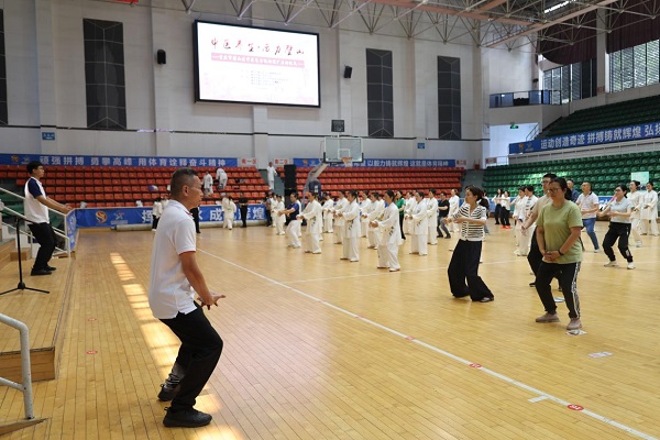 市民學習八段錦。唐成攝