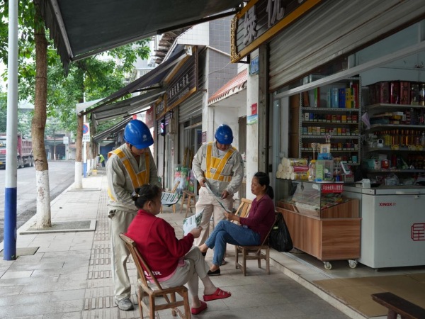 國網重慶綦江供電公司黃馬甲志愿者們在綦江區新盛街道沿街進行宣傳檢查。袁巧攝