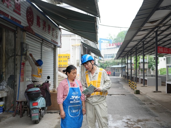 國網重慶綦江供電公司黃馬甲志愿者們在綦江區新盛街道沿街進行宣傳檢查。袁巧攝