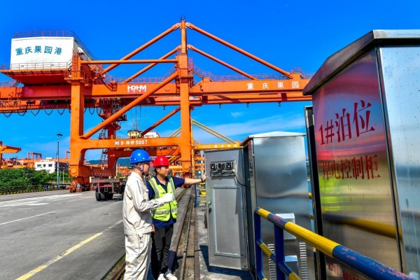 徐金走訪果園港了解企業用電情況。向江微攝