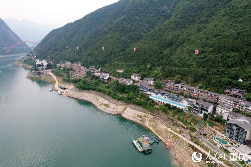三峽里·竹枝村全長2.5公里，如一條絲帶分布于長江沿線。人民網記者 劉政寧攝