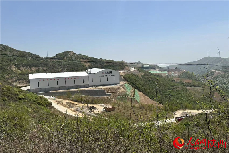 白色廠房上有“國金控股”四個大字（攝于4月23日）。