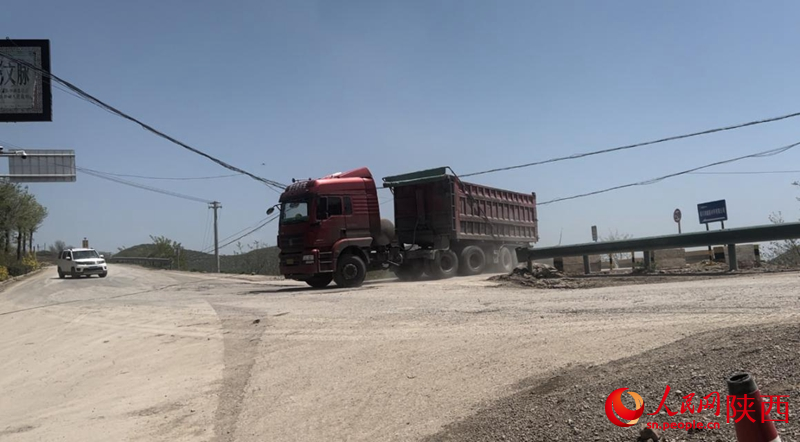 一輛重型卡車從潤鑫新材料廠區駛出（攝于4月23日）。