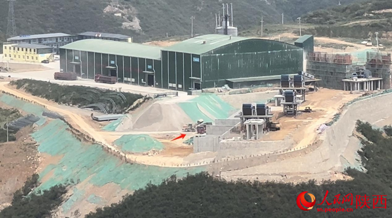 廠區內，一輛鏟車正在進行裝車作業（攝于5月16日）。