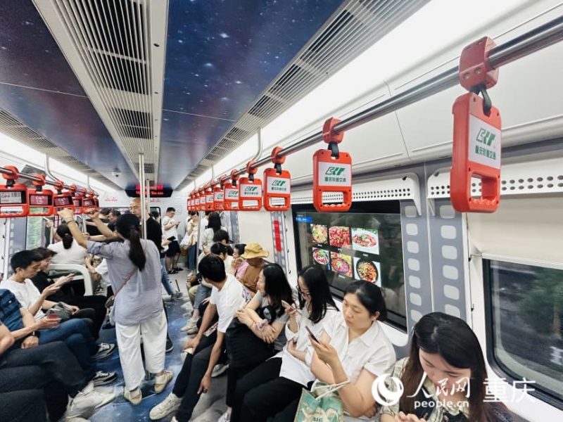 重慶軌道交通2號線列車車窗變身科技感顯示屏。人民網記者 劉祎攝