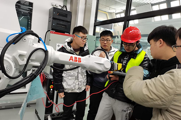 重慶市職業技能公共實訓中心組織高校畢業生技能實訓。重慶市人力社保局供圖