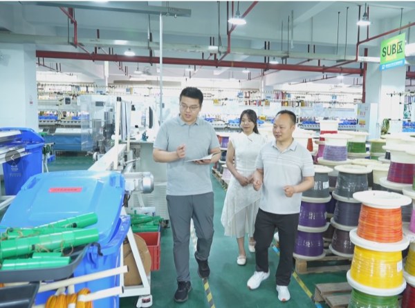 萬州經開區企業專員走訪企業了解需求。李澤鴻攝