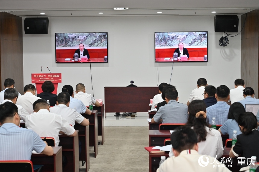 人民網黨委書記、董事長、總裁葉蓁蓁通過視頻連線的方式主持會議并發言。鄒樂攝