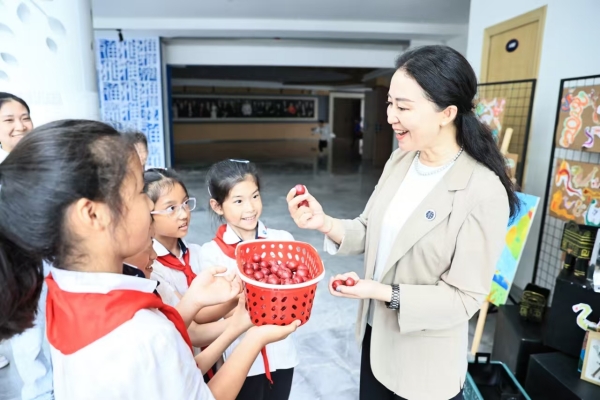 該校黨支部書記、校長謝曉梅與學生互動交流。博雅小學供圖
