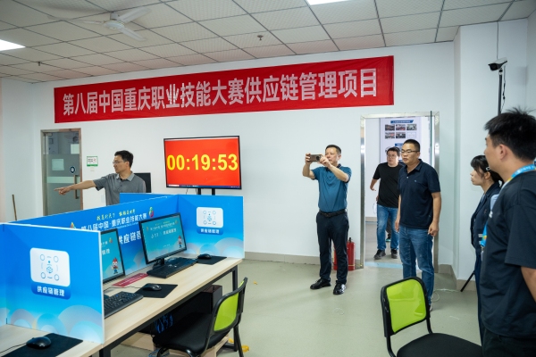 校領導帶隊指導賽前籌備工作。重慶工貿職業技術學院供圖