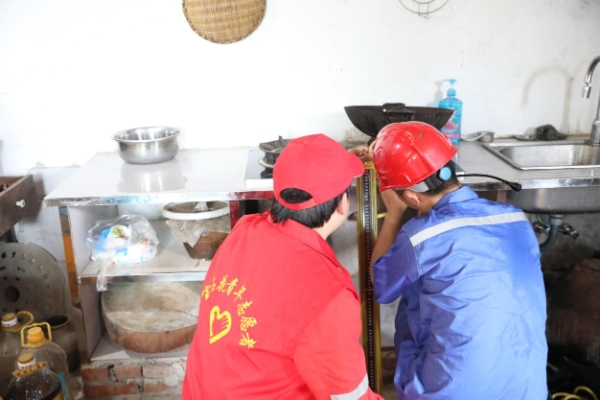 技術人員入戶檢測。巴南區融媒體中心供圖