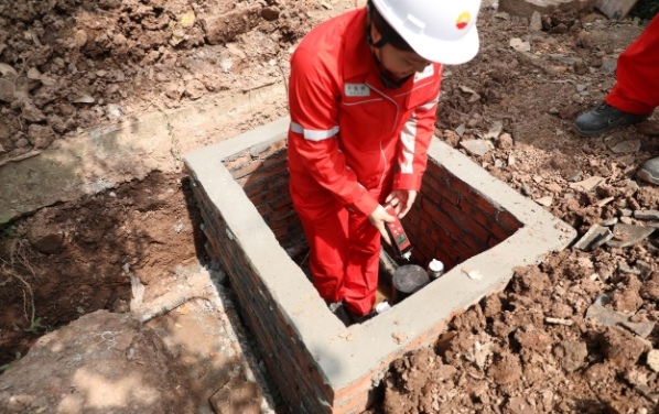 安裝工程進行中。巴南區融媒體中心供圖