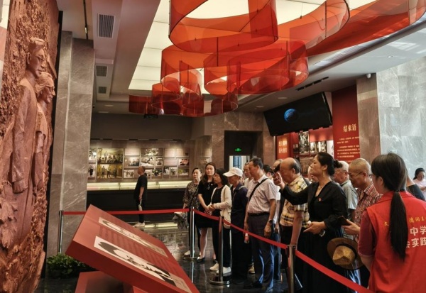 黨員干部在王樸烈士紀念館參觀學習。劉元琴攝