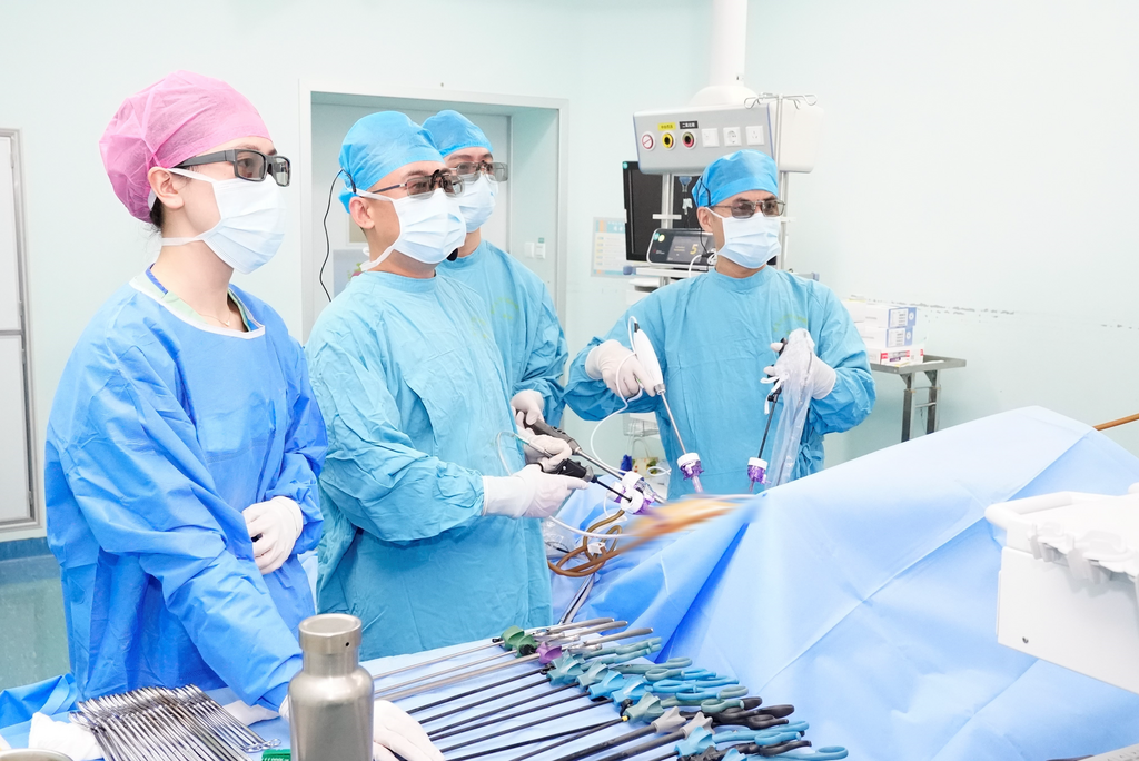 專家手術中。 重慶大學附屬腫瘤醫院供圖