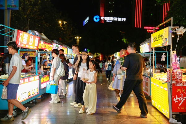 夜幕下的北泉夜市煙火氣十足。 熊輝攝