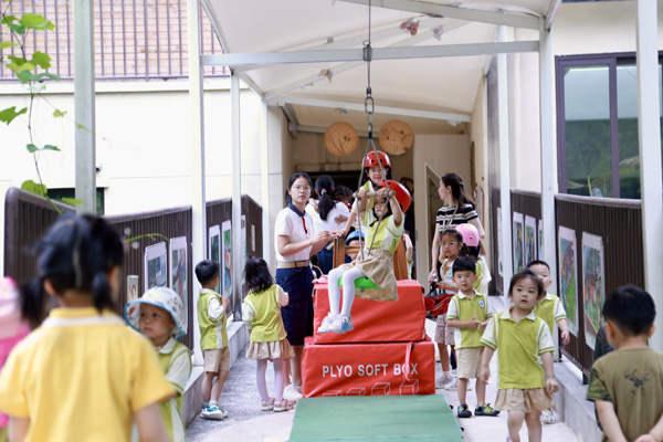 過道的“滑索”也成為了孩子們爭相挑戰的地方。唐文蕤攝