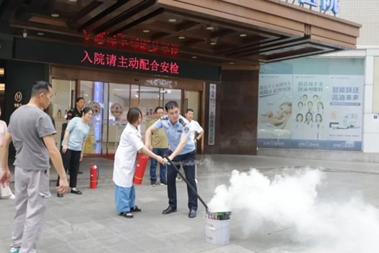 撲滅模擬“火源”。重慶渝州眼科醫院供圖