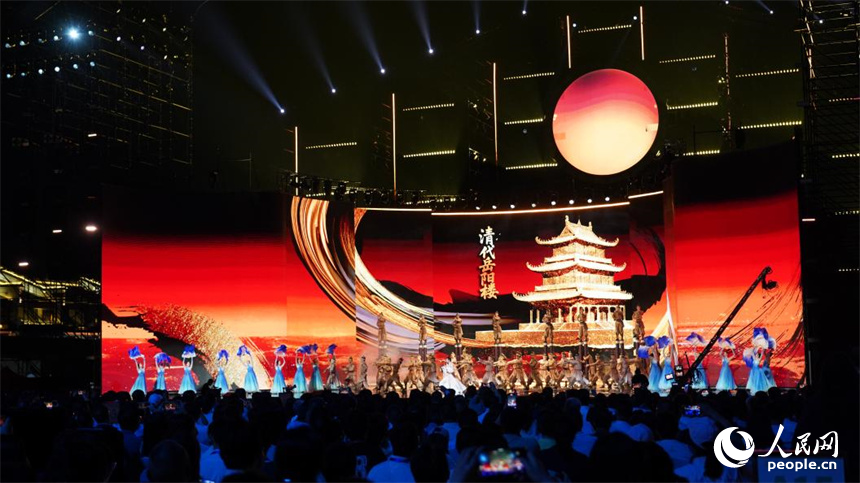 融合虛擬技術與大屏幕視覺呈現不同朝代的岳陽樓。人民網記者 吳茜薇攝