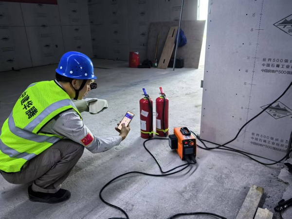 胡仕元開始準備電焊作業。任峰攝