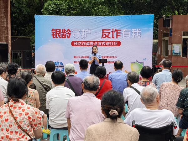 現場開展有獎知識問答。龍山街道供圖