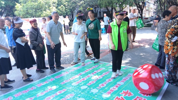 投骰子贏粽子游戲。龍山街道供圖