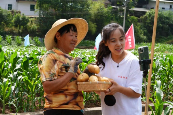主播介紹巫山土豆。巫山縣融媒體中心供圖