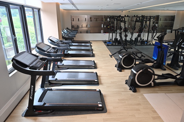 配套健身房。鄒樂攝