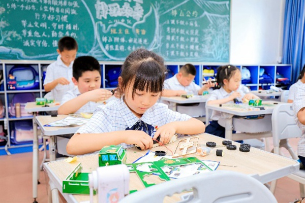 青少年汽車無限創意征集活動暨中國汽研汽車指數安全同行科普活動來到了重慶璧山區鳳凰小學校與重慶兩江新區禮博小學校。主辦方供圖