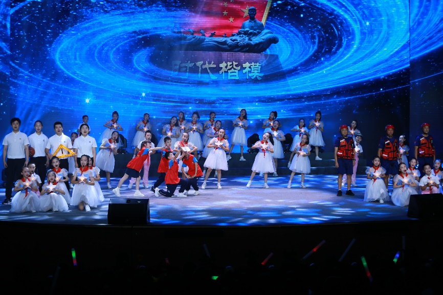 育才紅旭小學節目《仰望星空》。張源攝