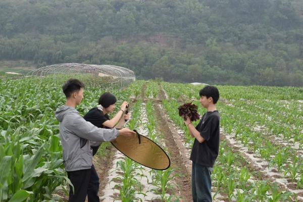 學生們在田間做宣傳。龐穎鑫攝