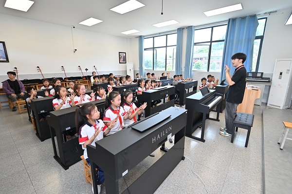 支教志愿者為孩子們上課。鄒樂攝