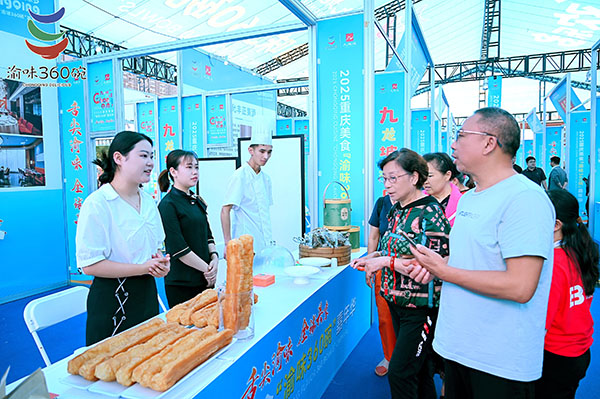 市民在活動現場品嘗、購買美食?；顒又鬓k方供圖