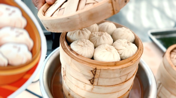 “渝味360碗”商家展區陳列的特色美食。主辦方供圖