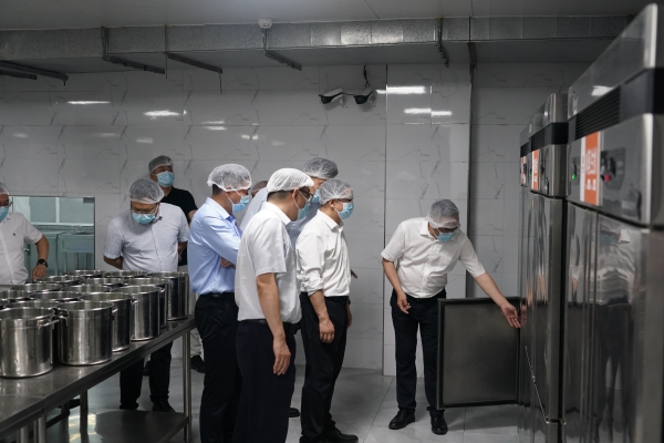 江北區“兩代表一委員”深入學校開展校園膳食經費管理及食品安全問題調研。江北區委宣傳部供圖