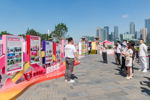 由友邦人壽重慶分公司主辦的好生活節在重慶朝天門廣場啟幕。羅云希攝