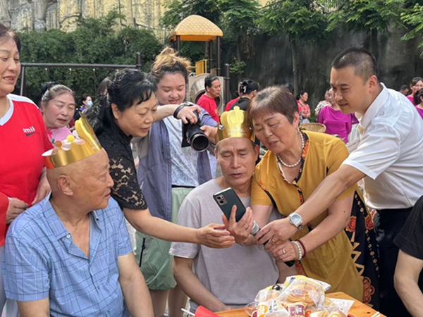 現場連線女兒送上生日祝福?；ㄏ值拦﹫D