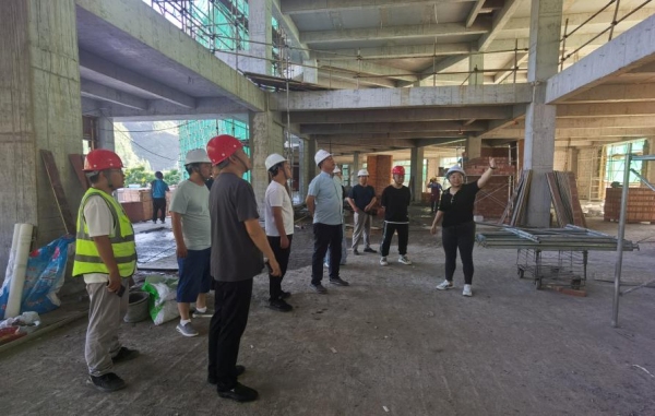 研究所領導班子現場協調解決改擴建項目有關問題。重慶市藥物種植研究所供圖