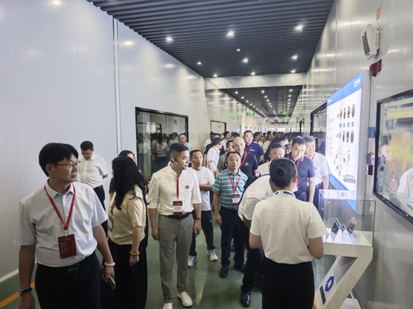 進行企業考察。銅梁區委宣傳部供圖