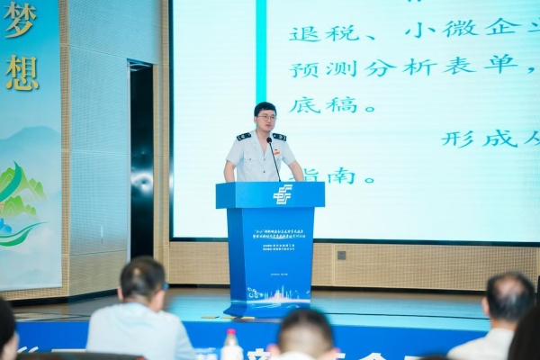 全國新時代青年先鋒代表、重慶市稅務局第三稅務分局數據管理科副科長冉童心開展宣講。郵儲銀行重慶分行供圖